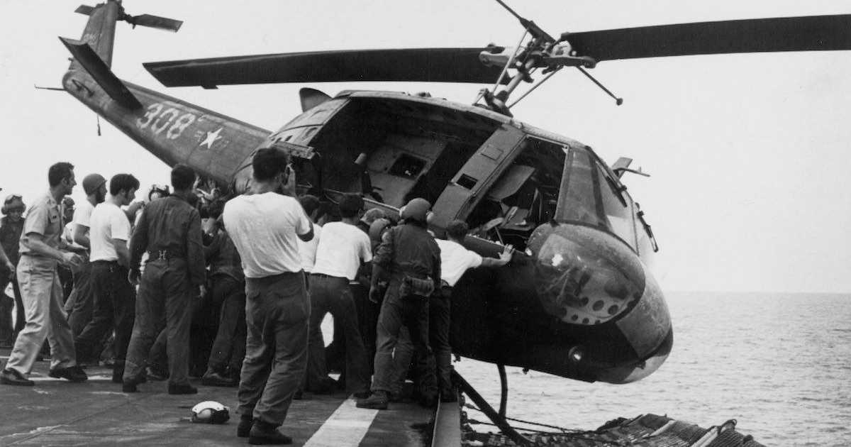 Зачем американцы сбрасывают вертолет с палубы авианосца в море