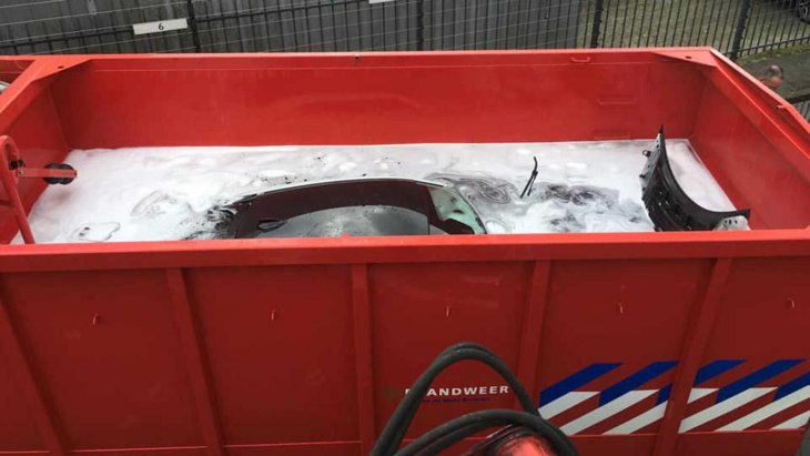 Потушить электрокар оказалось непростой задачей 