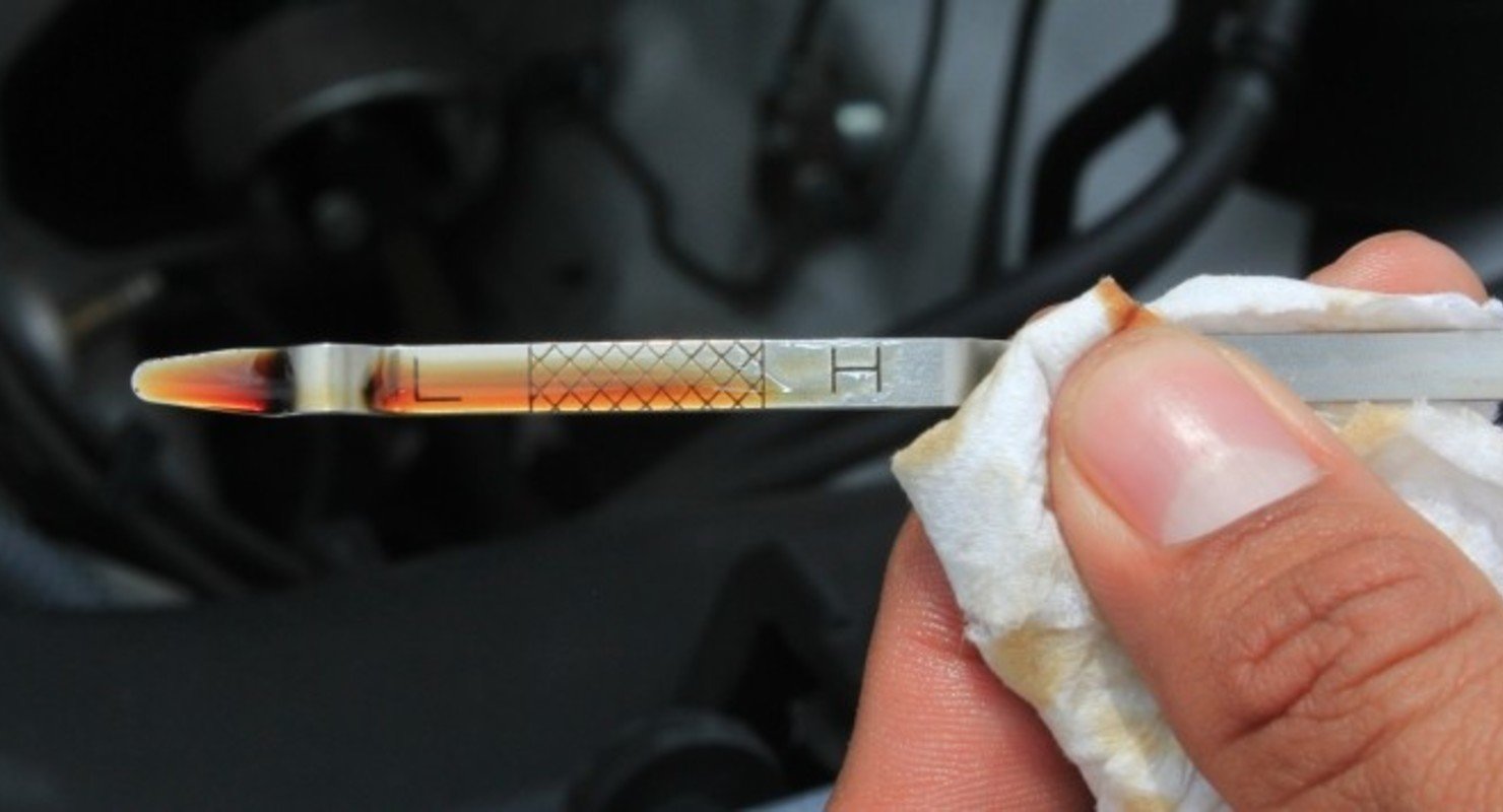 Перелили масло в двигатель выше уровня — что будет и что делать?