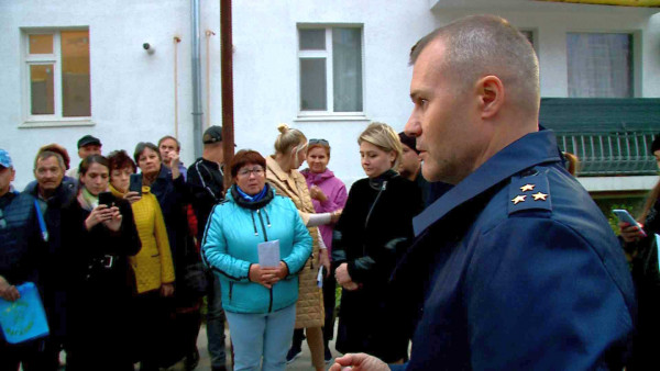 В Севастополе выселили рабочих из общежития и опечатали помещение скандального объекта 