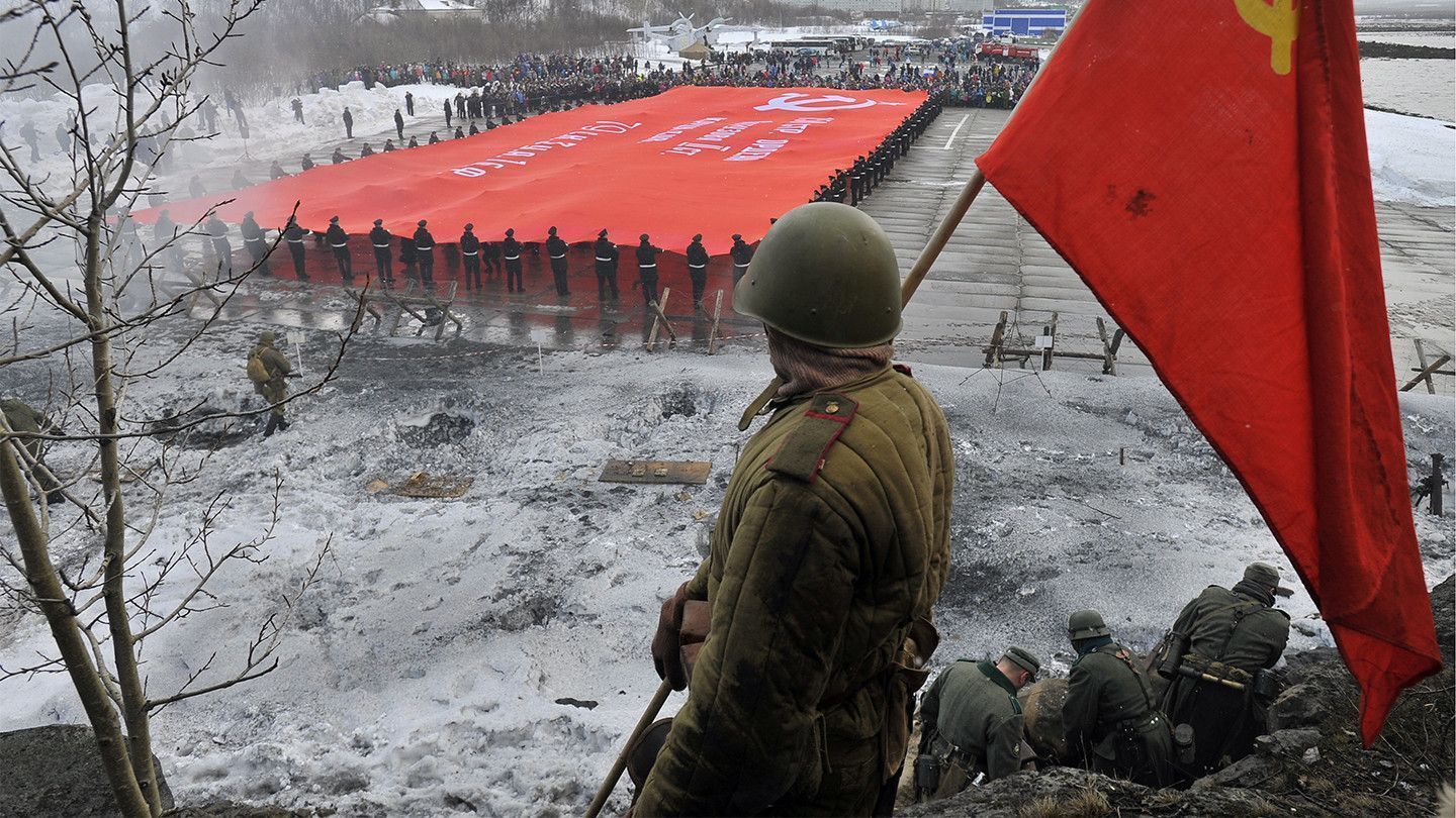 Под знаменем. Солдат со знаменем Победы. Красное Знамя в бою. Знамя Победы фото. Победа над фашизмом.