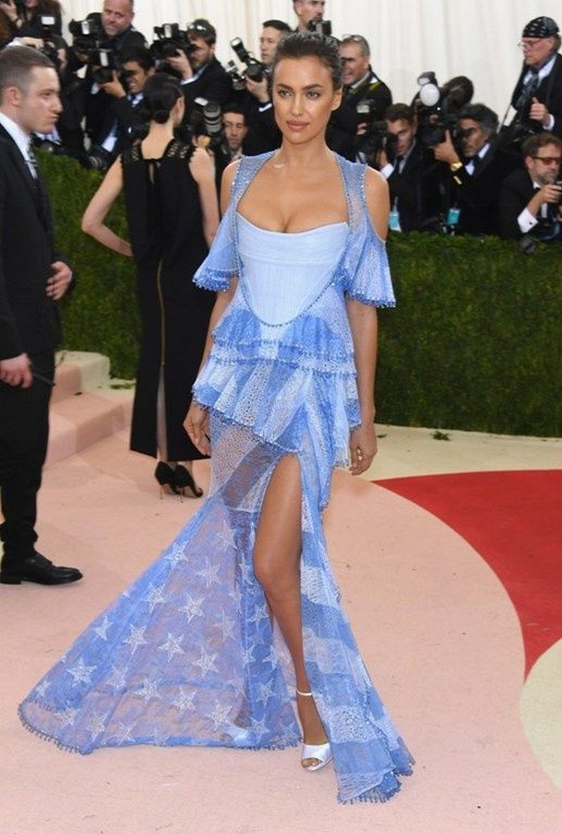 30-летняя Ирина Шейк выбрала для Met Gala неординарный наряд. Шейк блистала в голубом корсете и легком полупрозрачном платье. 2016, знаменитости, наряды, откровенные платья