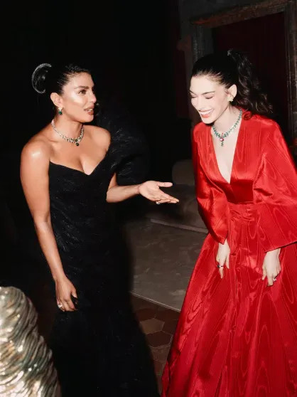 Энн Хэтэуэй, Дуа Липа, Приянка Чопра и Джейк Джилленхол на показе Bvlgari в Милане Чопра, Хэтэуэй, платье, Джилленхол, ДжилленхолПриянка, ЛипаПриянка, ХэтэуэйДуа, Джейк, звёзд, дополняли, украшения, Образы, ХэтэуэйЭнн, атласный, демонстрирующим, декольте, глубоким, ЧопраДжейк, бархатное, ХэтэуэйПриянка