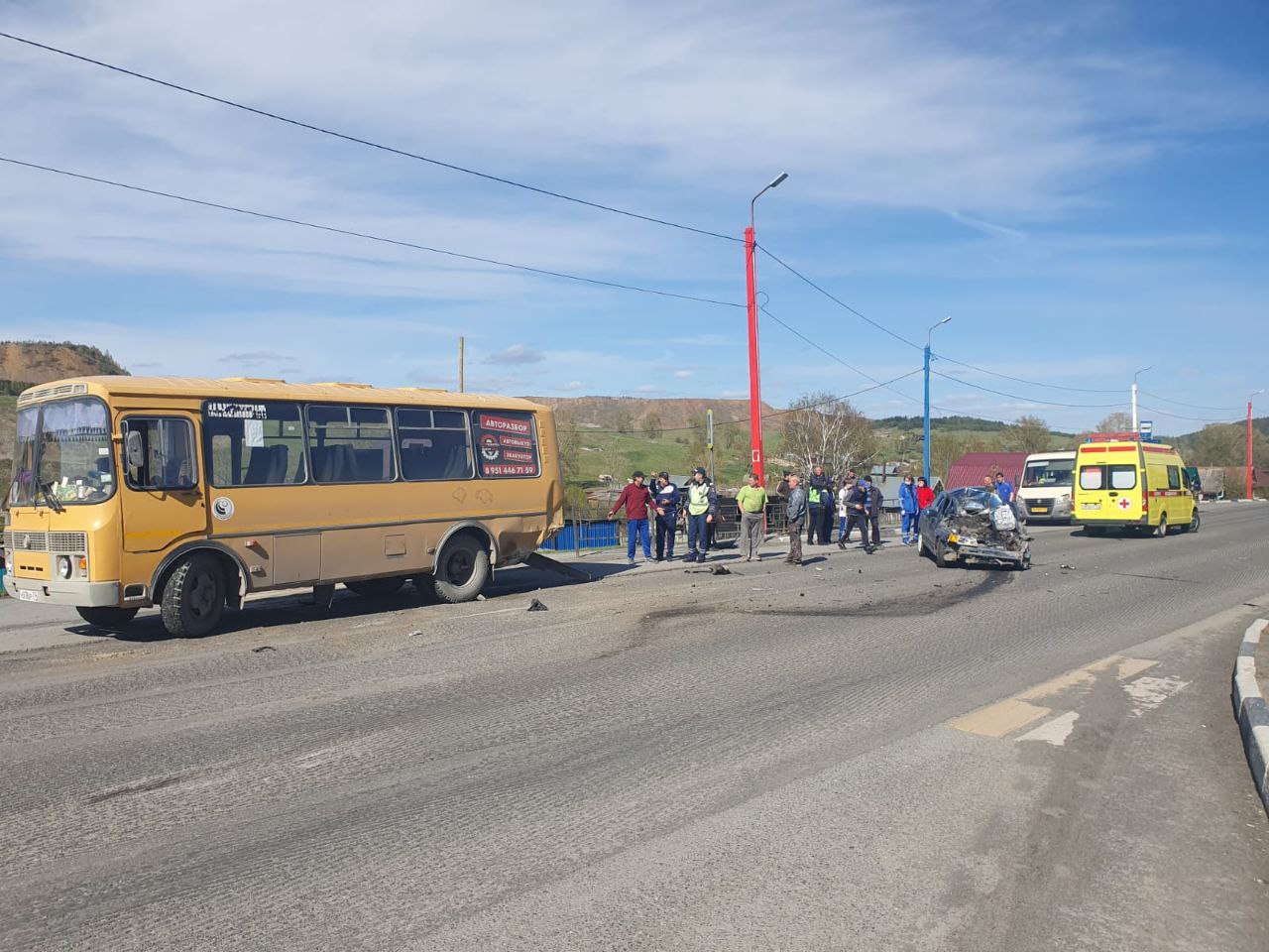 Автобус нарушил правила и столкнулся с легковым автомобилем в Челябинской области