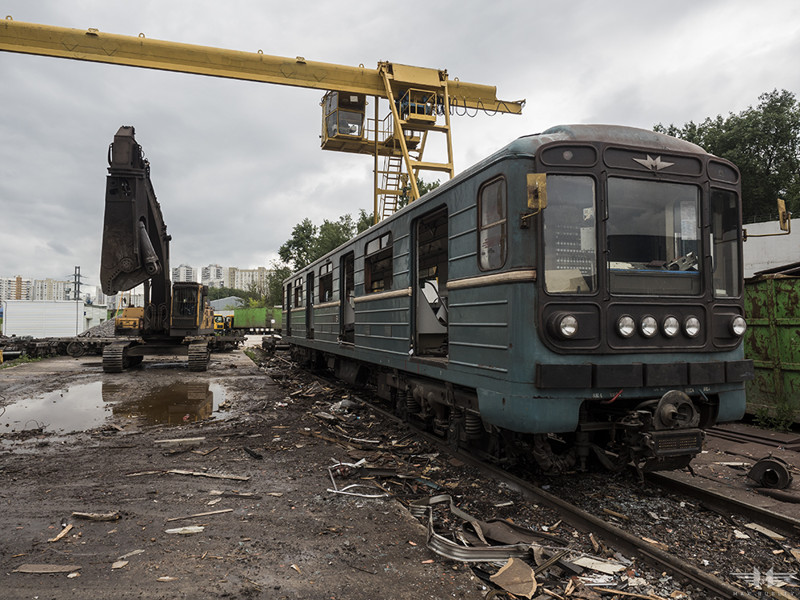 Как умирают вагоны московского метро Как умирают вагоны московского метро вагон, метро, москва, утилизация