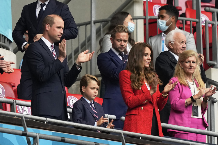Кейт Миддлтон и принц Уильям с принцем Джорджем посетили матч сборной Англии на Евро-2020 Монархи,Британские монархи