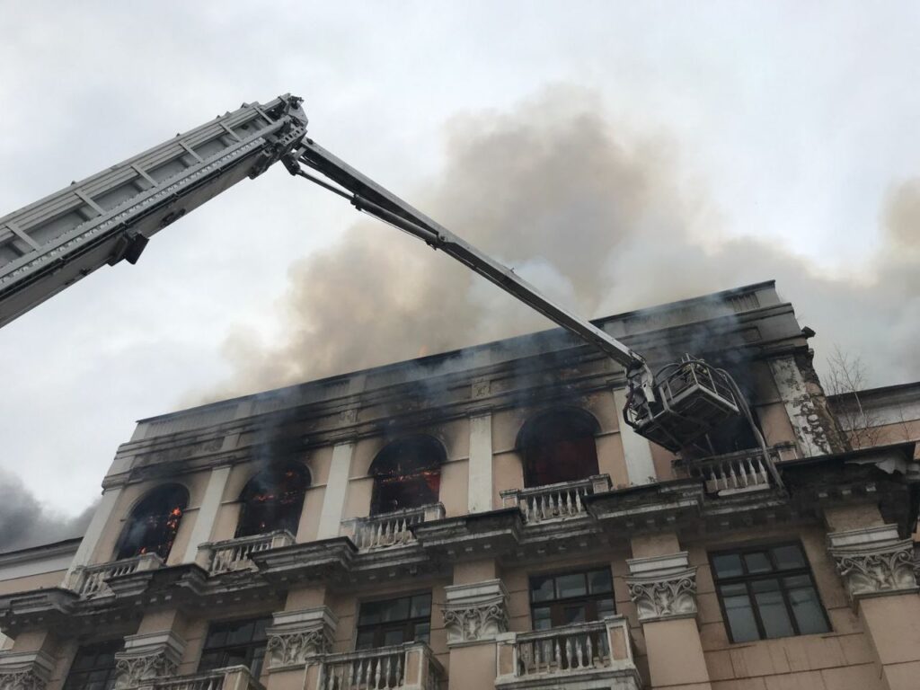Пожар в здании бывшего училища Связи в Рязани локализован на площади 1000 «квадратов».