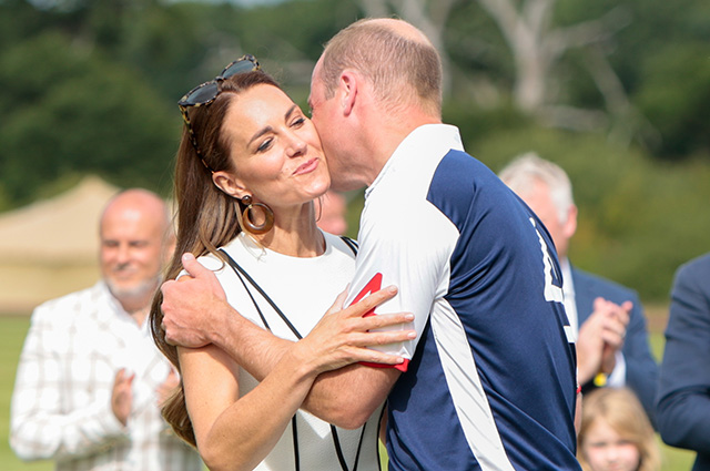 Кейт Миддлтон и принц Уильям посетили благотворительный матч по поло и поцеловались на публике Монархии