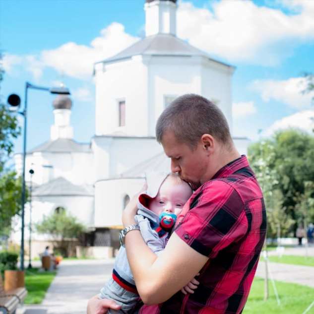 Русский мужчина в одиночку растит сына с синдромом Дауна, доказывая, что отцовская любовь творит чудеса