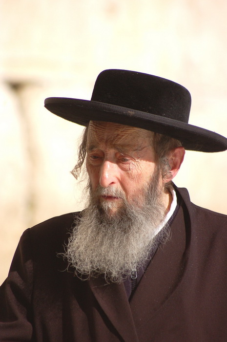 По длине пейсов и по одежде иудеи узнают членов своей общины