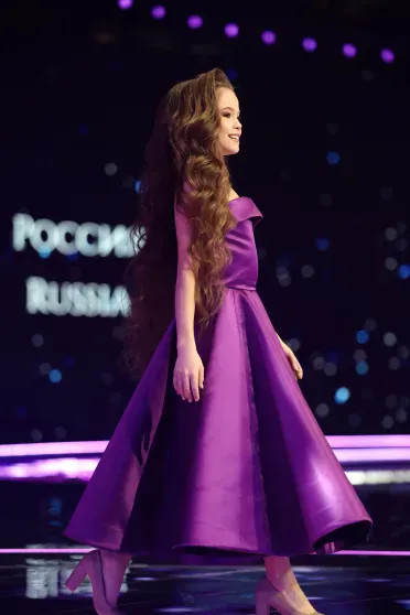 Zivert на сцене, обращение от Юлии и Анны Пересильд и 