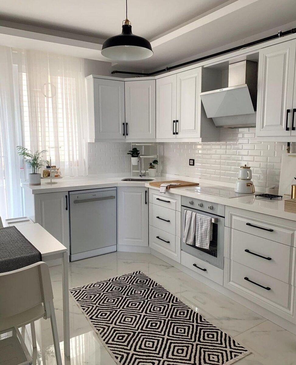 Модульная белая кухня "Будбин" из ИКЕА, в которую хозяева органично вписали посудомойку и холодильник