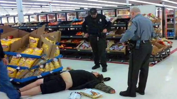 Эти люди просто пришли за покупками в американский супермаркет Эти люди просто пришли за покупками в американский супермаркет