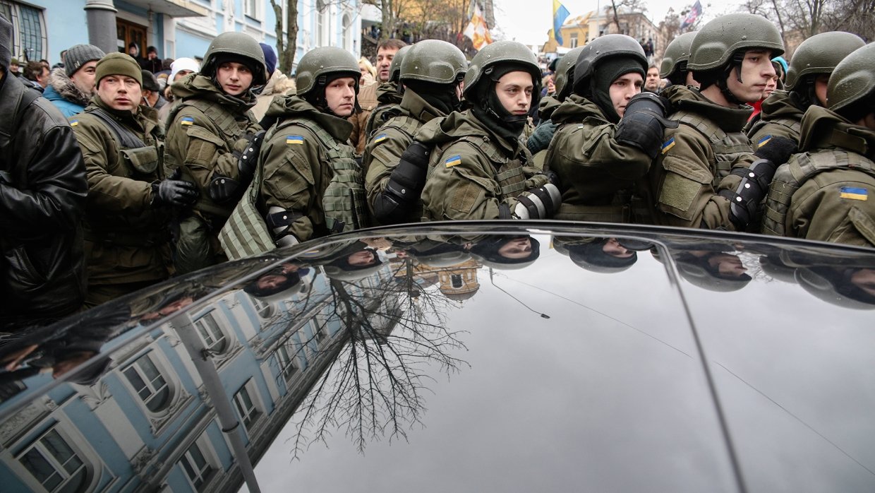Азаров указал на симптом начавшейся смены власти в Киеве