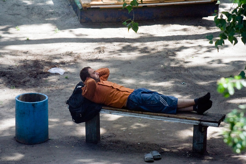 Фотограф четыре года снимал, что происходит на лавочке в украинском дворе. Некоторые кадры шокируют 