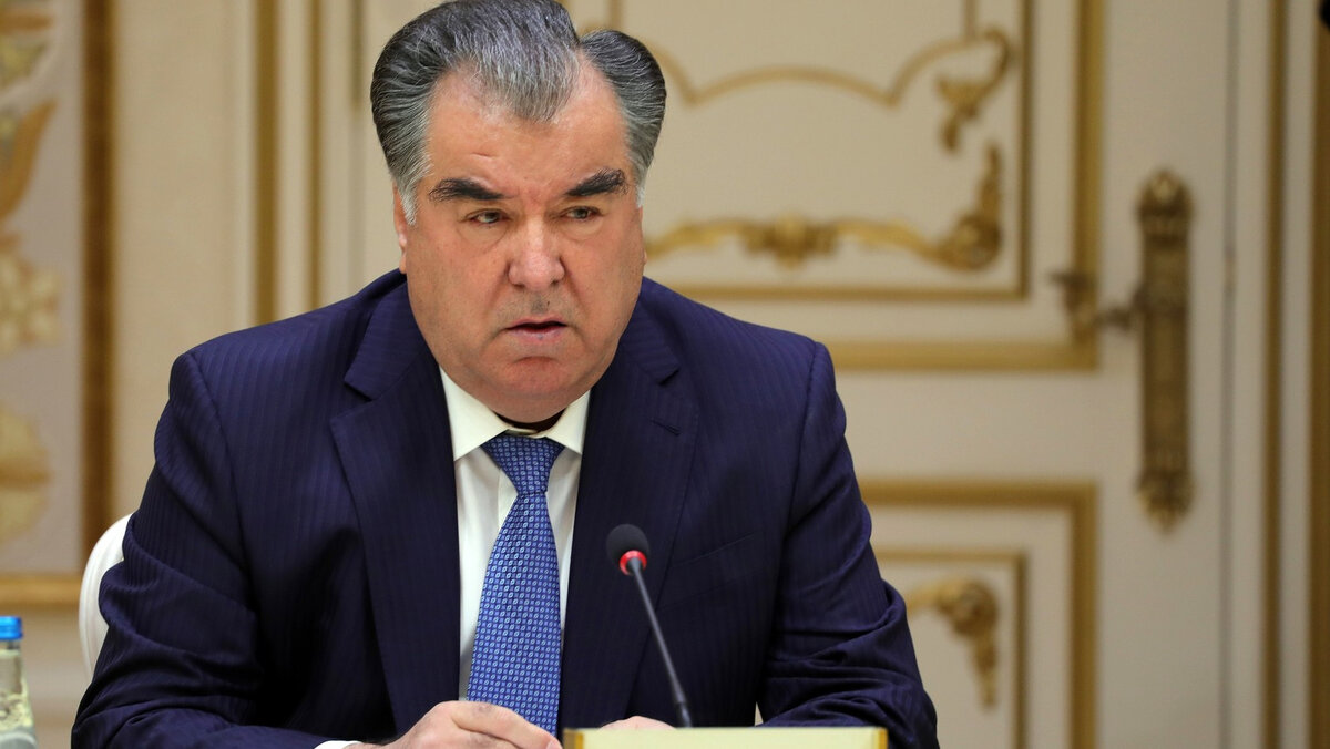 Между Россией и Таджикистаном произошел дипломатический скандал, когда официальные представители Душанбе выразили крайнее недовольство тем, что таджиков, прибывших в Казахстан на границе с Россией, не-9