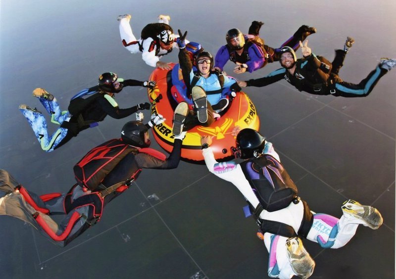 Например можно прыгнуть с надувной лодкой интересное, парашют, прикол, прыжки, фото, юмор