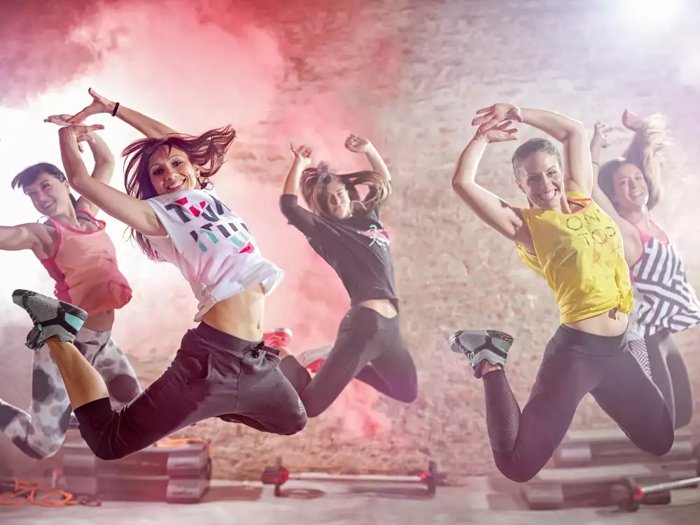 Танцы для похудения-какие самые эффективные ?»/></p>
<p>Танцы — это не только развлечение и творчество. С его помощью можно похудеть и привести свое тело в идеальную форму. Речь идет о самых эффективных танцах для похудения. </p>
<p><strong>Обучение танцам</strong>становятся все более популярными в наши дни. И это не удивительно. Этот вид упражнений очень эффективно сжигает калории, при этом вы даже не задумываетесь о том, как это происходит, вам не нужны тренажеры и оборудование – нужна только музыка. Регулярные занятия спортом могут быть скучными и однообразными, а танцы — очень приятный вариант. Тем не менее, вы должны выбрать правильный тип, основанный на силе и выносливости, чтобы получить максимальные результаты. </p>
<h2 class=