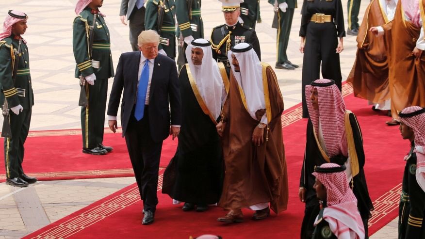 Новости мира: Трампа в Саудовской Аравии наградили орденом 