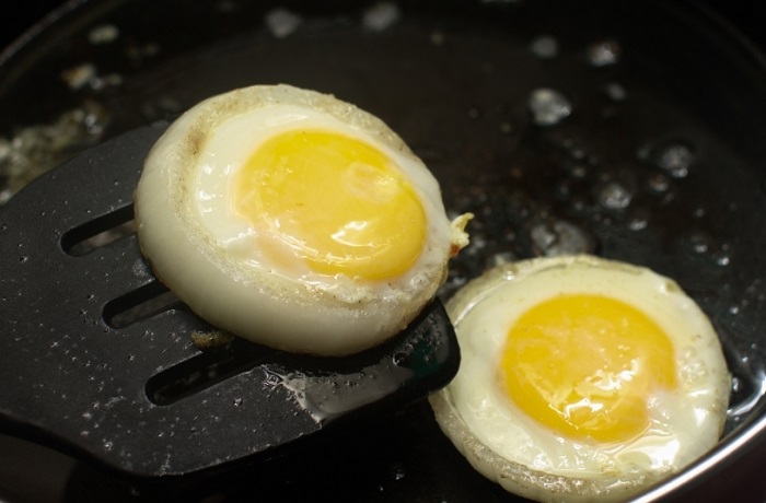 Делайте яичницу в луковых кольцах. / Фото: povar.ru Делайте яичницу в луковых кольцах. / Фото: povar.ru