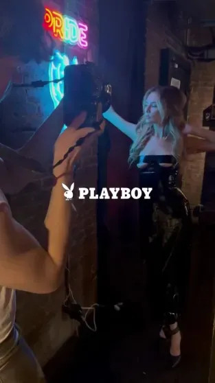 Анна Делви позировала для Playboy с GPS-трекером на ноге