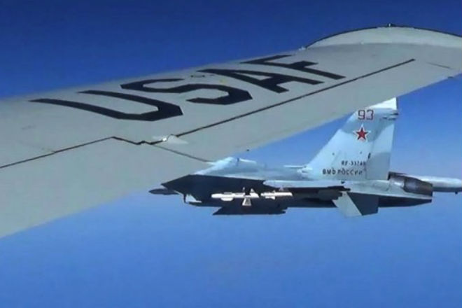 Перехват американского разведчика Су-27: видео с границы
