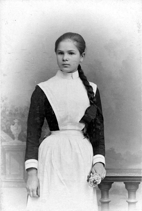 Девушка из Санкт-Петербургской гимназии в нарядной форме.