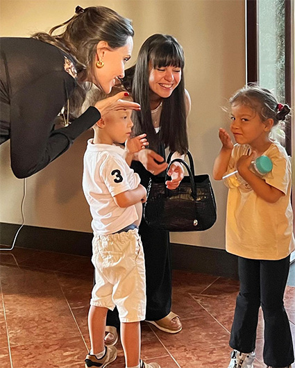 Анджелина Джоли встретилась с беженцами из Афганистана, Мали и Украины Анджелина Джоли встретилась с беженцами из Афганистана, Мали и Украины Новости