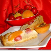 Пирог с абрикосами и черешней