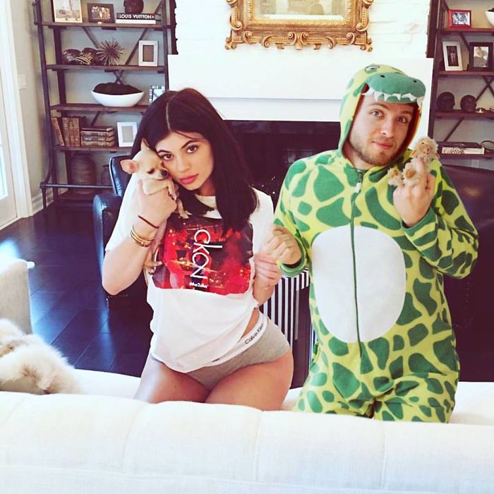 парень добавляет себя на фото звезд