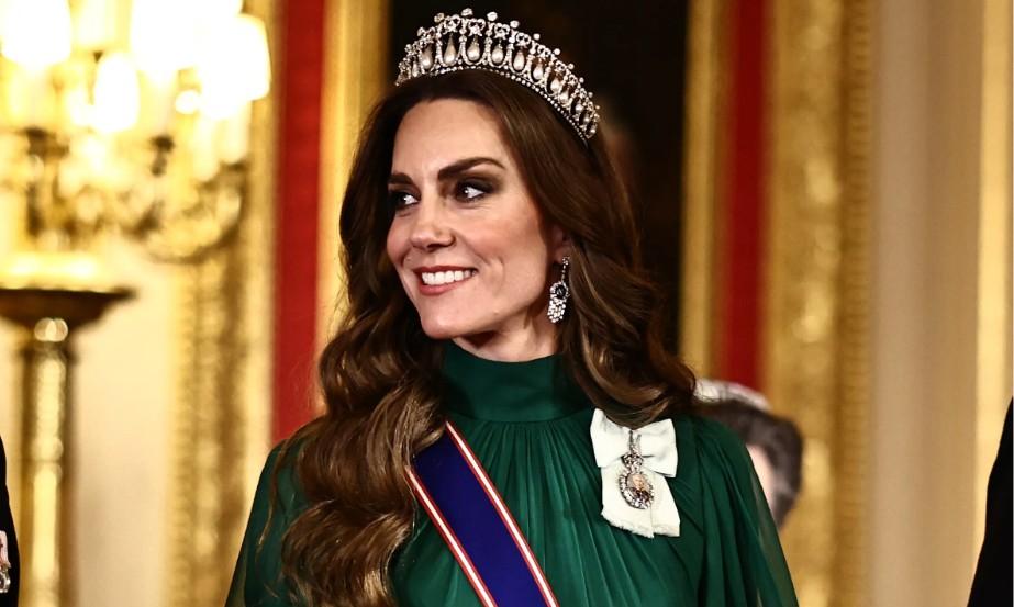 Изумрудный шелк и тиара «Узелки любви»: Кейт Миддлтон и принц Уильям на банкете в честь визита президента Нигерии