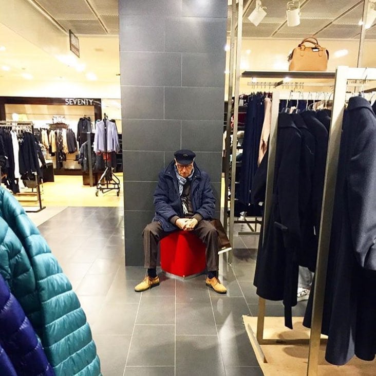 20 фотографий мужчин, которые ждут своих дам в магазинах. Максимальная концентрация страданий 