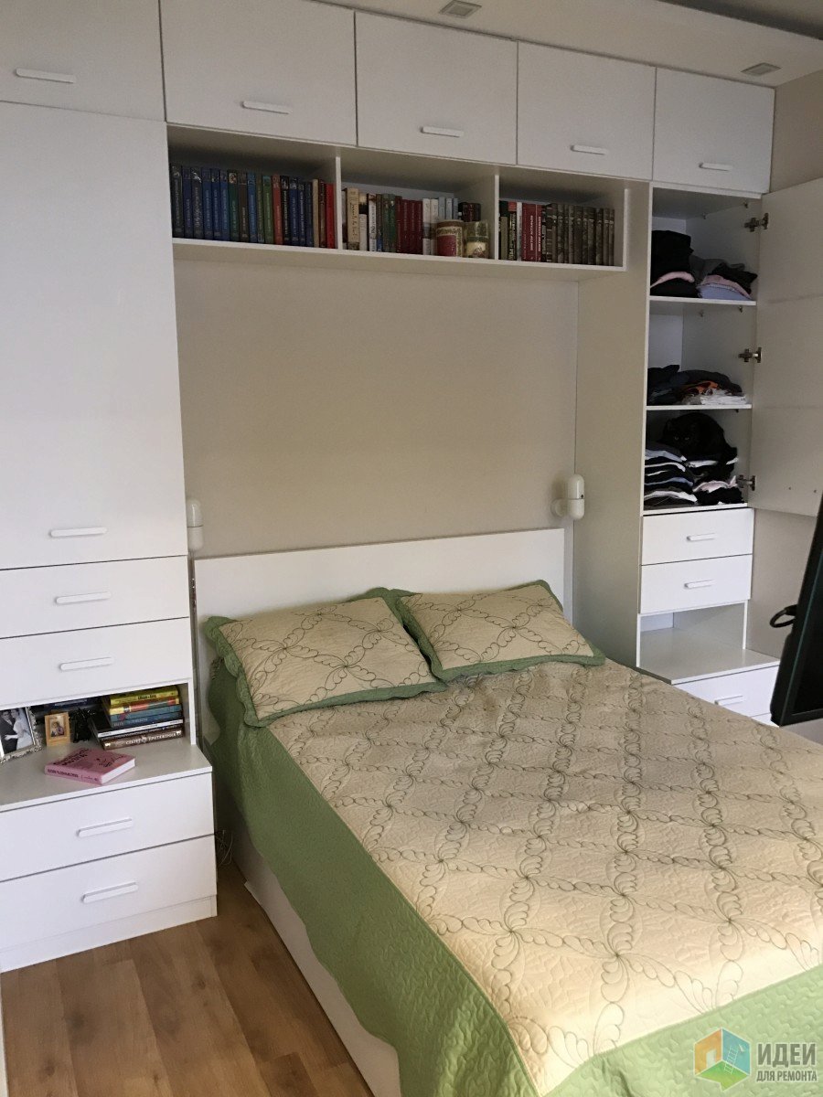 Маленькая спальня с двуспальной кроватью и шкафом