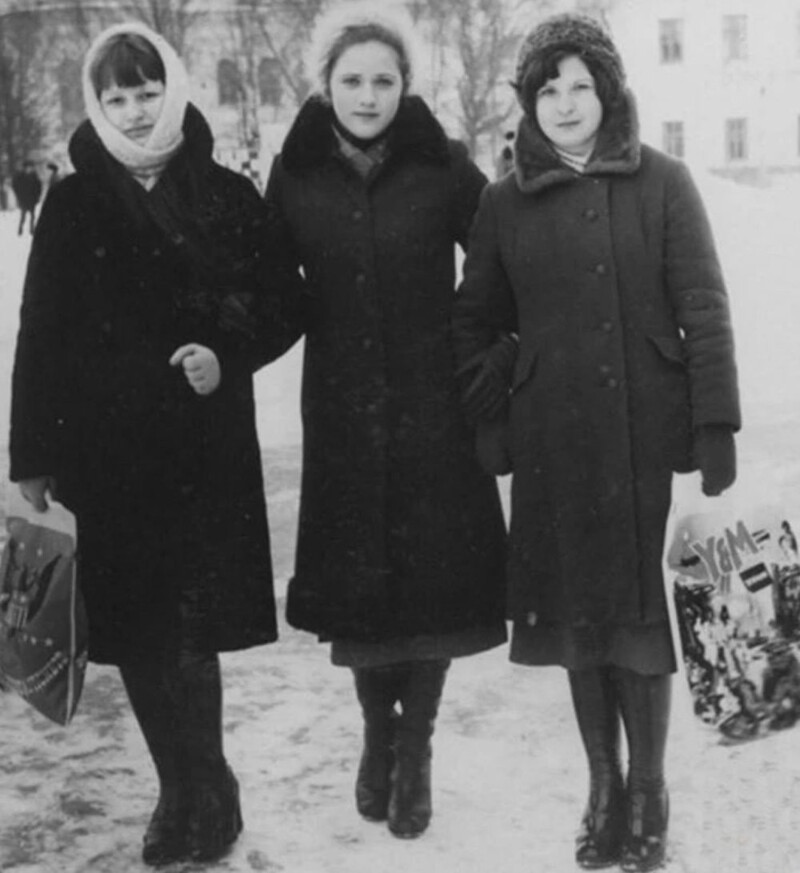 11. Модные девчонки с полиэтиленовыми пакетами - символом красивой заграничной жизни