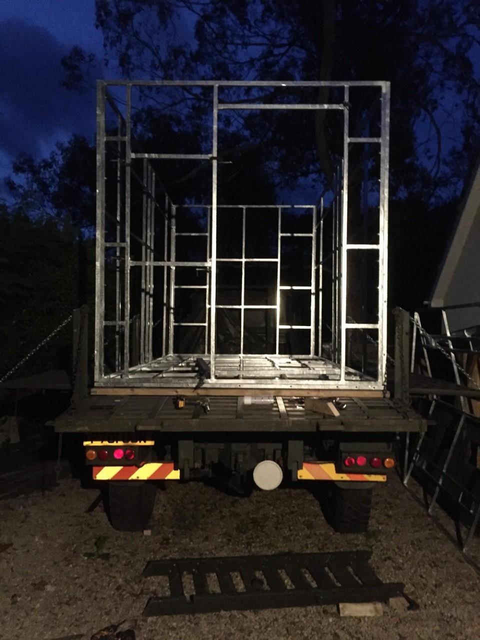 Британец устал платить аренду за жилье и превратил старый армейский грузовик в дом мечты за £15 000 Британец устал платить аренду за жилье и превратил старый армейский грузовик в дом мечты за £15 000