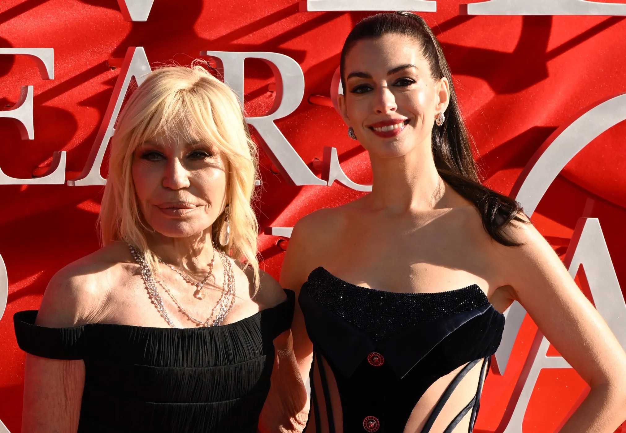 Донателла Версаче, Энн Хэтэуэй, Мэрил Стрип и племянницы принцессы Дианы посетили премьеру сиквела "Дьявол носит Prada" в Лондоне