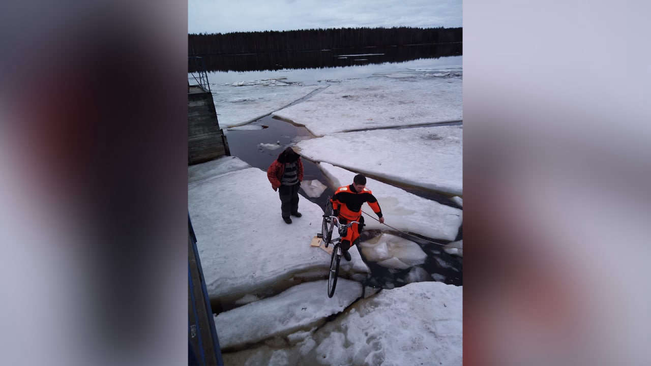 Спасатели Ленобласти сняли со льда реки Свирь рыбака на велосипеде