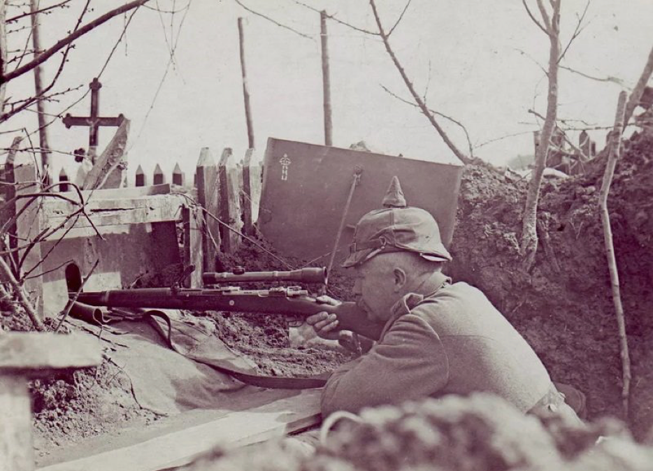 Из-за действий немецких снайперов в британской армии в годы Первой мировой были отменены воинские приветствия офицеров. А сами офицеры отказались от ношения традиционных усов. 