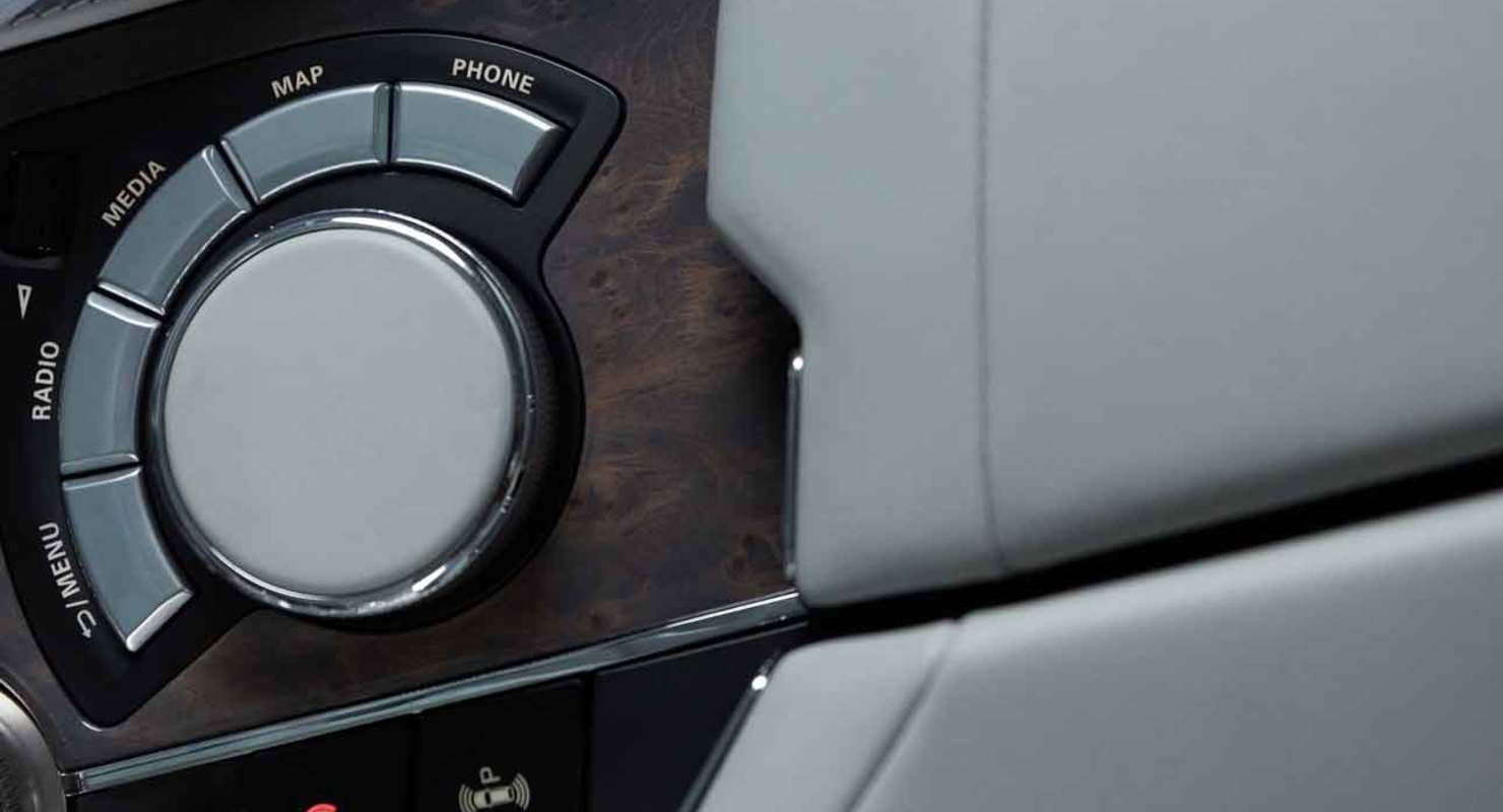 Aurus показал блок управления мультимедийной системой нового седана Aurus Senat Автомобили