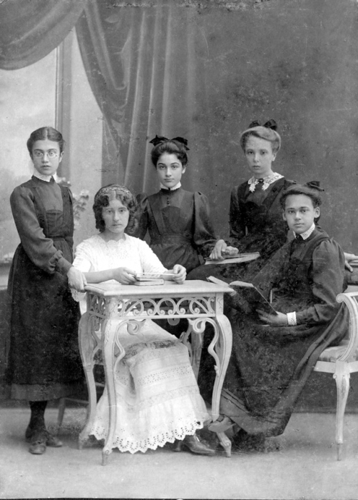 Учительница в окружении своих учениц из Севастопольской женской гимназии. 1912 год.