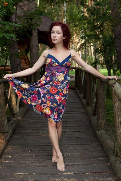 Девушки в легких летних платьях картинки