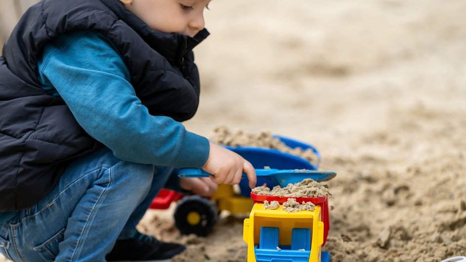 Ребенок в песочнице