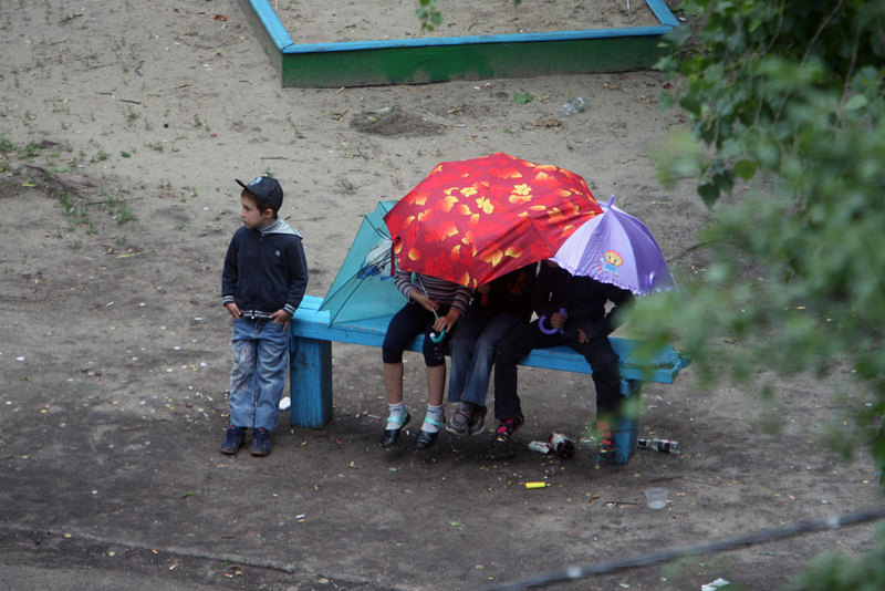 Фотограф четыре года снимал, что происходит на лавочке в украинском дворе. Некоторые кадры шокируют 