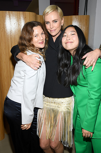 Шарлиз Терон, Дрю Бэрримор, Эми Шумер и другие на благотворительном вечере в Нью-Йорке Шарлиз Терон, Дрю Бэрримор, Эми Шумер и другие на благотворительном вечере в Нью-Йорке Красная дорожка