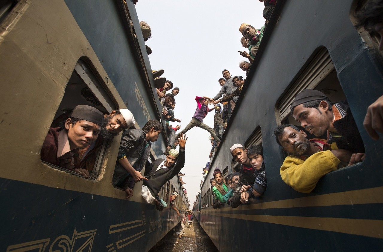 Как жители Бангладеш добираются с работы домой бангладеш, вокзал, вот это да!, переполненная, столпотворение, толпа, час пик, электричка