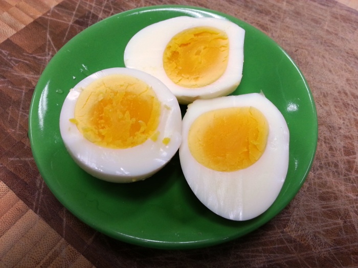 Можно ли есть вареные яйца с зеленым ободком на желтке