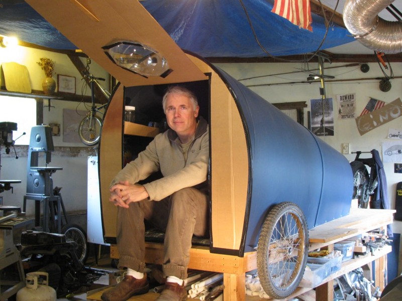 Американец много лет путешествует в крошечном домике, который построил своими руками Пол Элкинс, своими руками