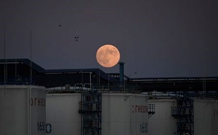 Восход Луны над нефтехранилищем в Омске, Россия, 5 июня 2020 года. REUTERS/Alexey Malgavko