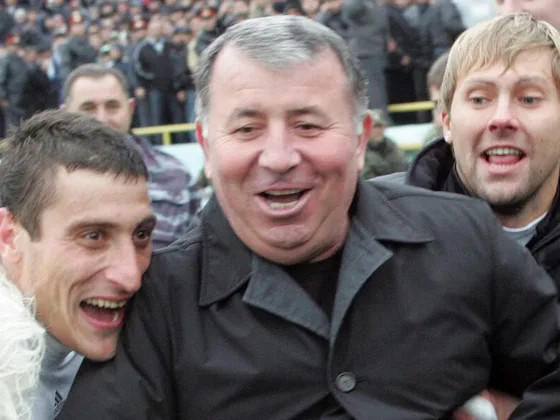 у госсекретаря Дагестана и основателя «Анжи» Магомедова проходят обыски