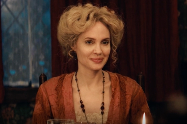 Анджелина Джоли в образе Королевы Червей на новых кадрах из фильма 